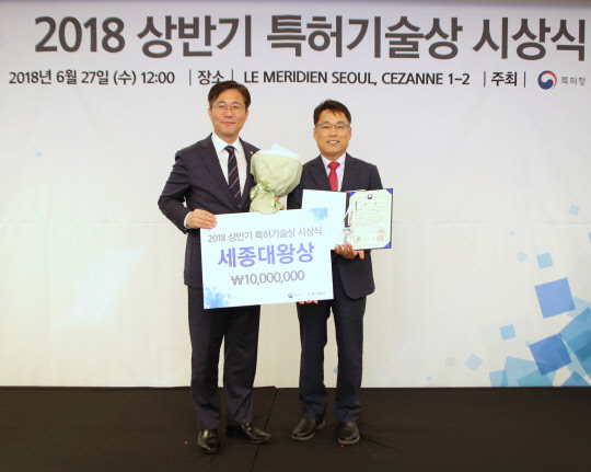 성윤모 특허청장(왼쪽)이 세종대왕상을 수상한 이상엽 한국원자력연구원 책임연구원과 기념촬영을 하고 있다.  특허청 제공